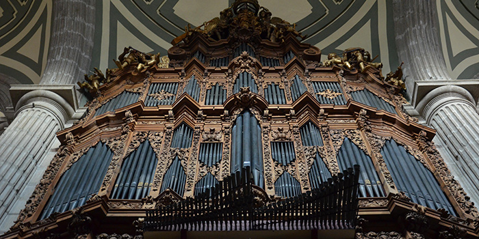 an elaborate pipe organ