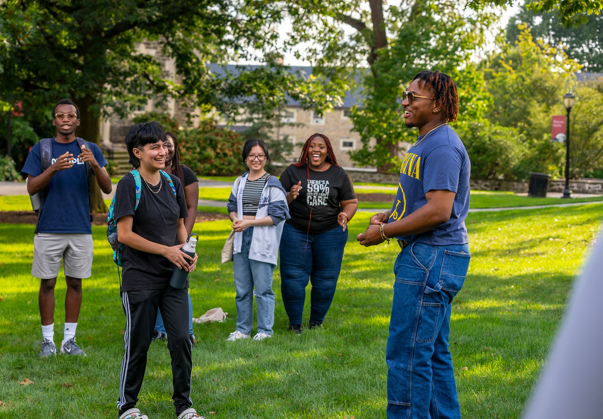 Horizons SRPs lead First-year students in an icebreaker game challanging them to remember their classmate's names. Photo by Patrick Montero