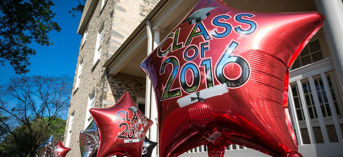 Star-shaped baloons that read Class of 2016